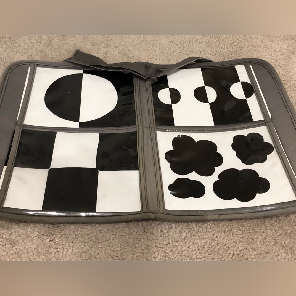 LOVEVERY Travel Card Holder & 4 double sided black & white Montessori cards